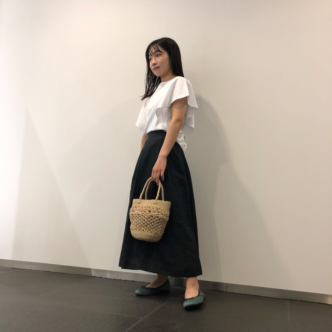 涼感ブラウスTシャツを着た女性　全身