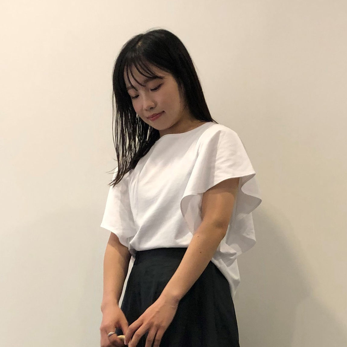 涼感ブラウスTシャツを着た女性　バストアップ