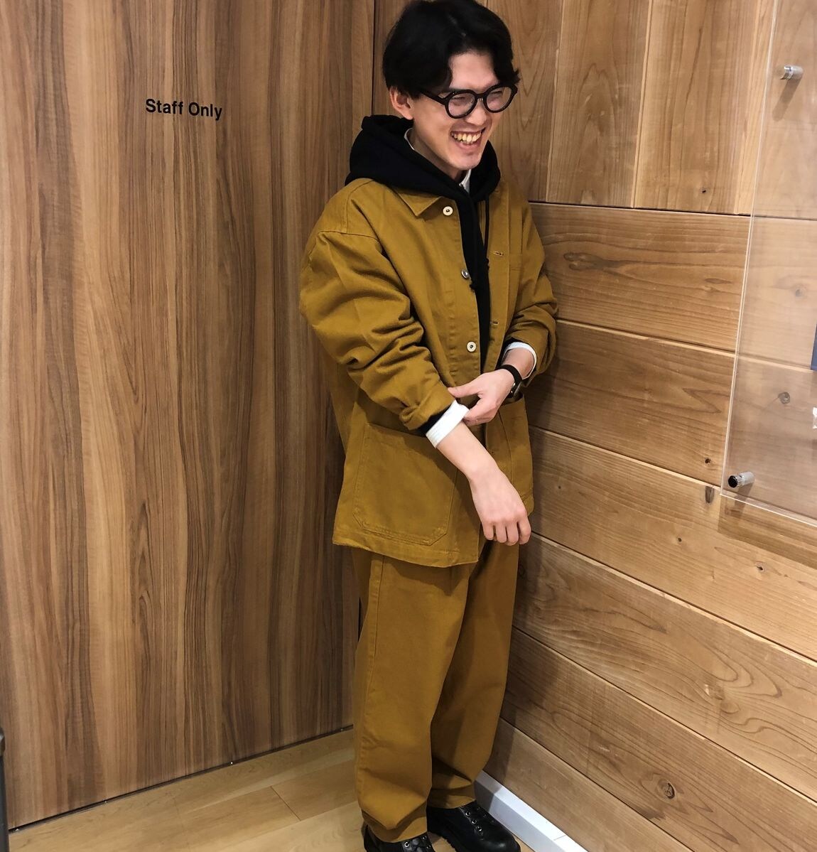 カバーオールを着た男性