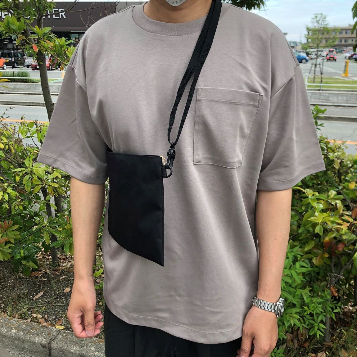 スタッフ上半身アップ
