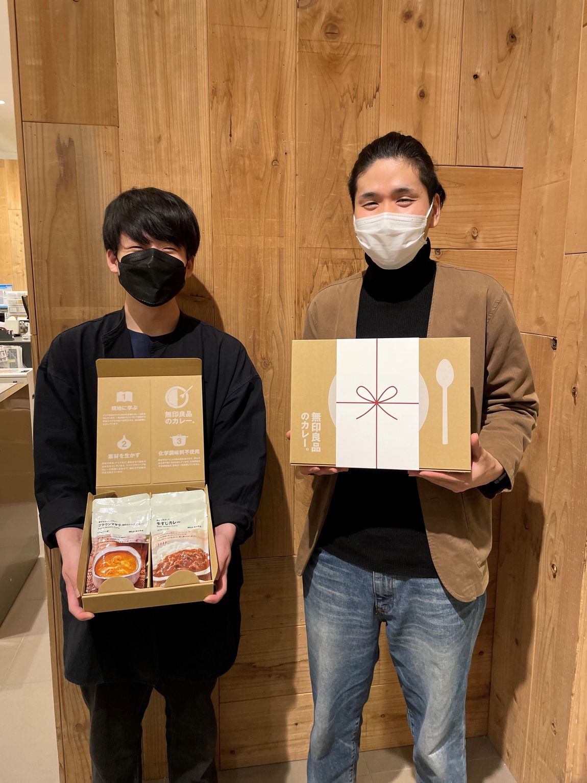 無印良品のカレーを持つスタッフ