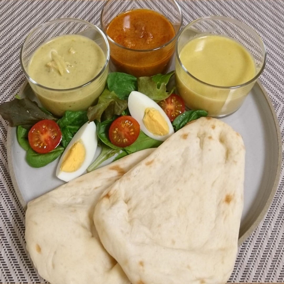 カレーとナンの画像
