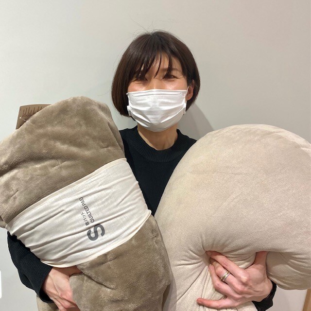 クリスマスギフトを抱える女性の写真