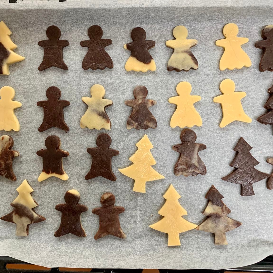 自分でつくる　クリスマス型抜きクッキー　型抜き後