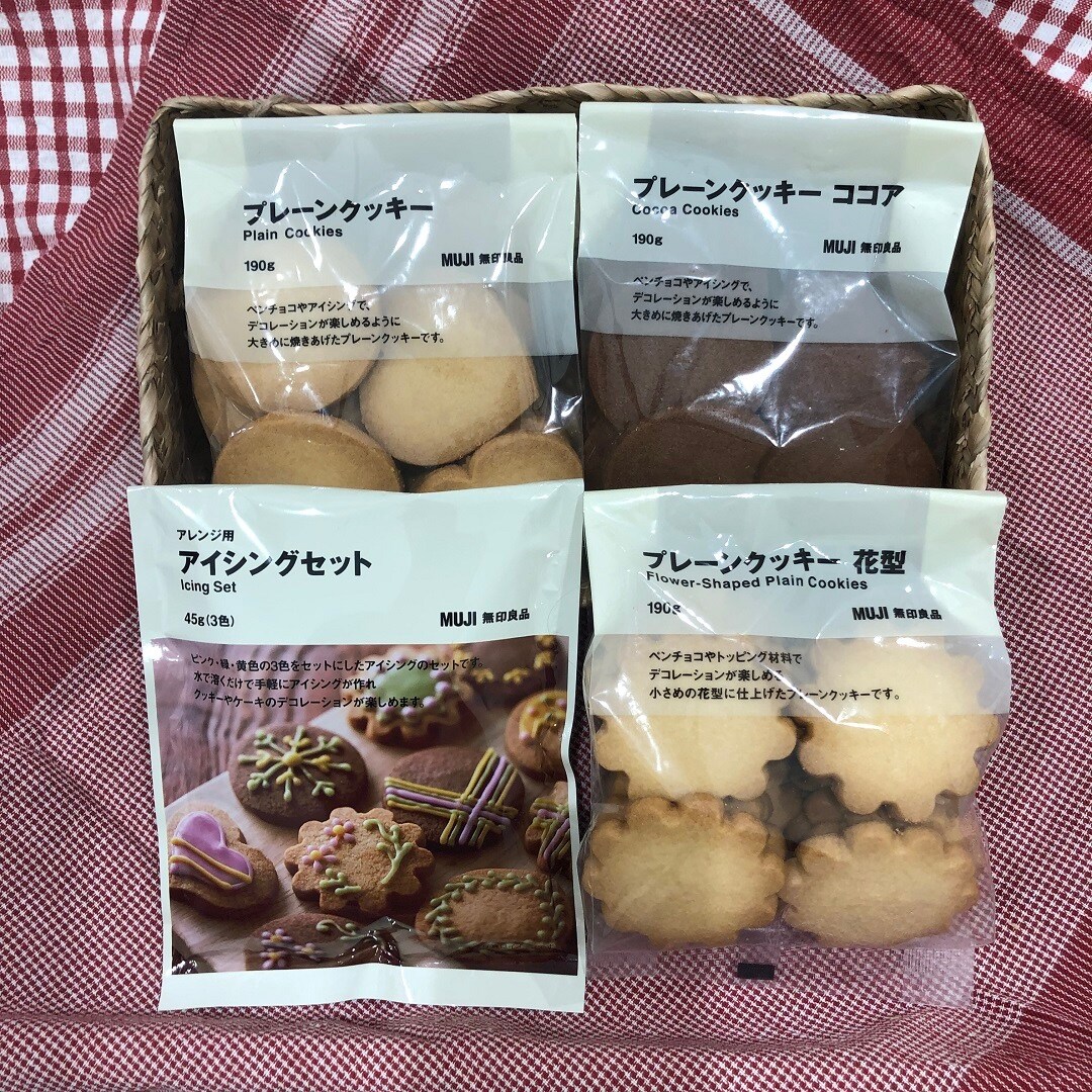 アイシングのセットとプレーンクッキーの画像