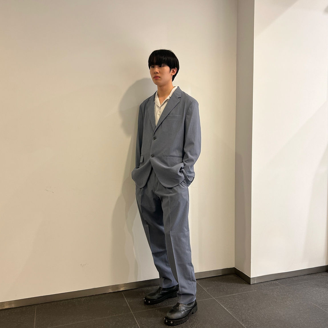 風を通すジャケットを着た男性　斜め向き
