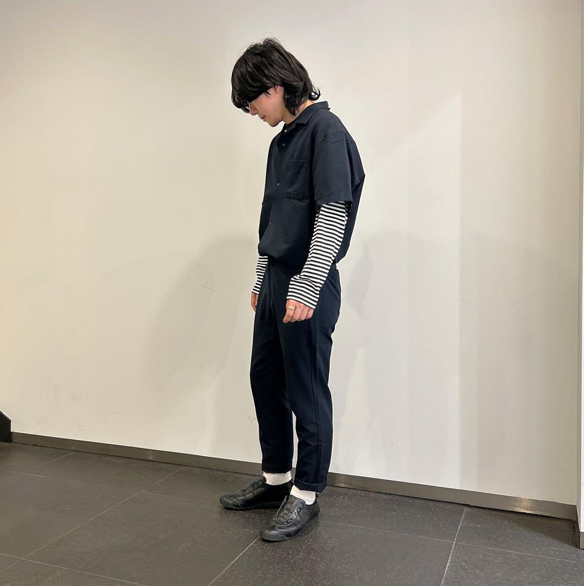 風を通すストレッチサッカーオープンカラー半袖シャツを着た男性　全身