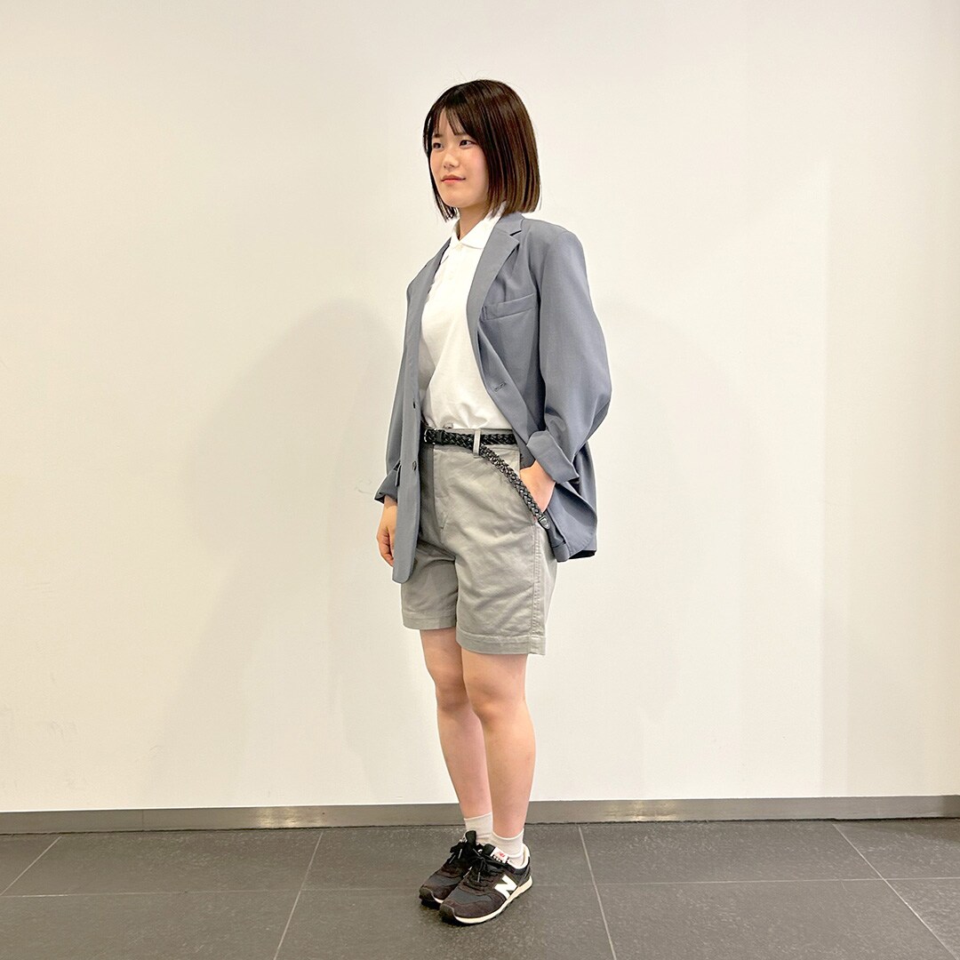 風を通すジャケットを着た女性