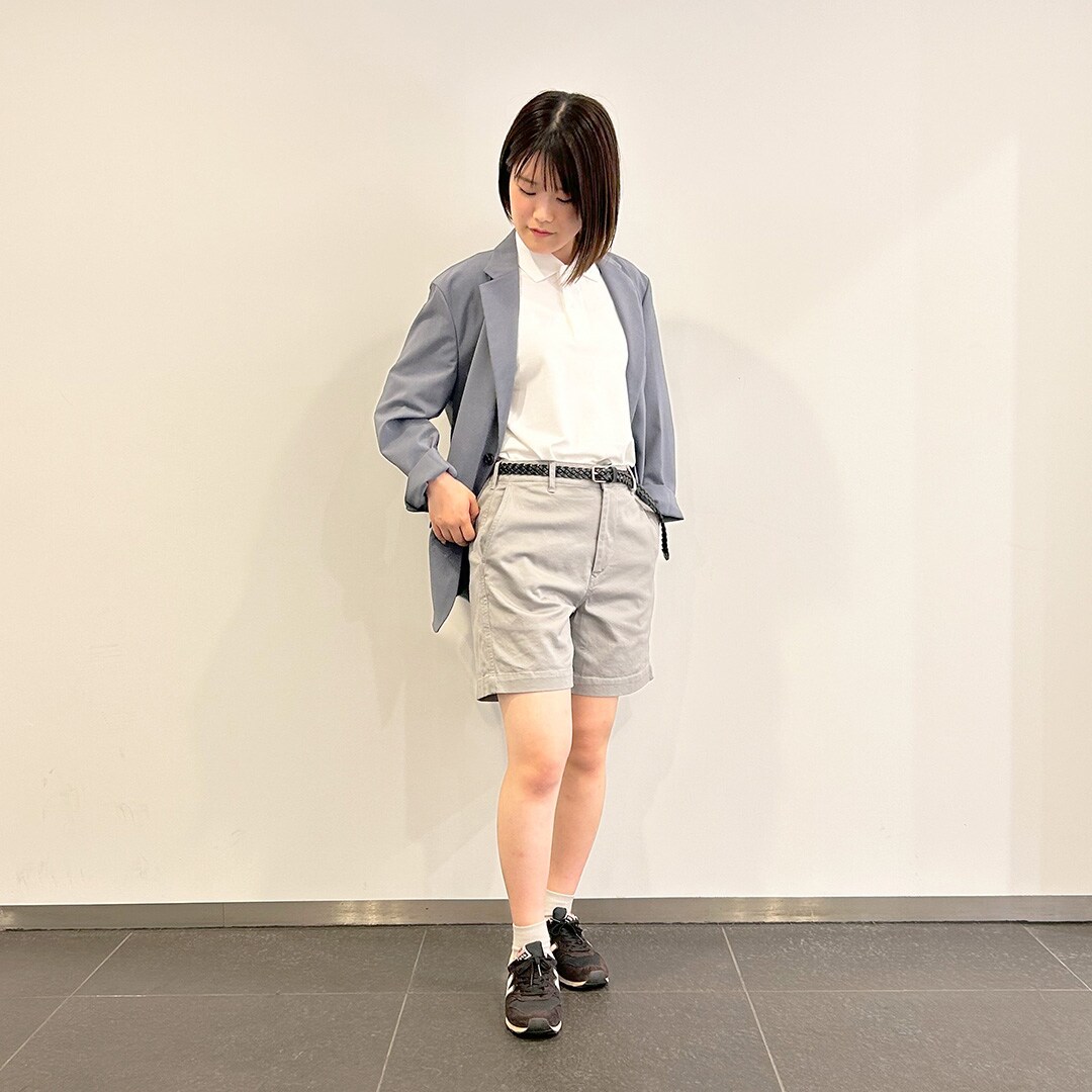 風を通すジャケットを着た女性