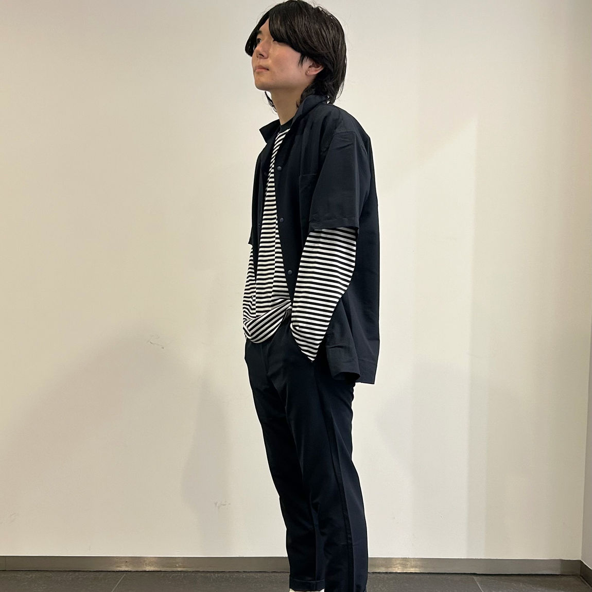 風を通すストレッチサッカーオープンカラー半袖シャツを着た男性　全身