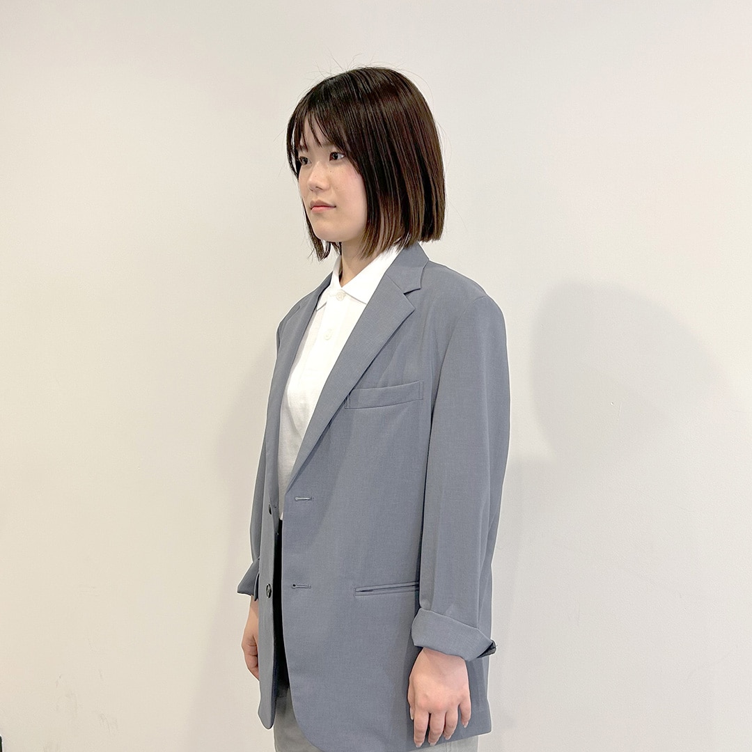 風を通すジャケットを着た女性