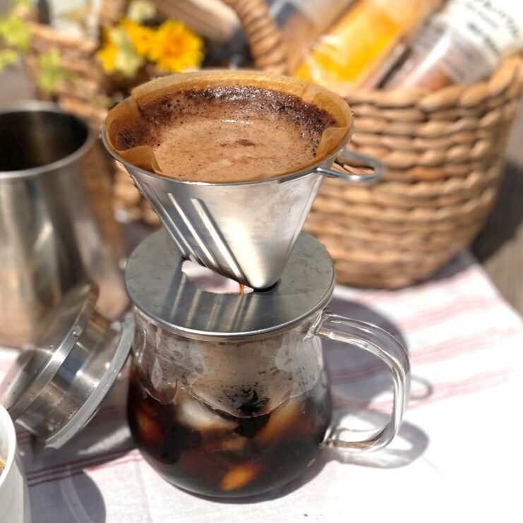 庭先でアイスコーヒーを淹れている写真