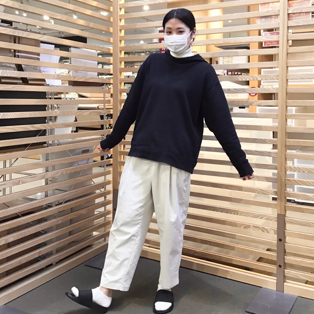 足なりサンダルをスタッフが履いています