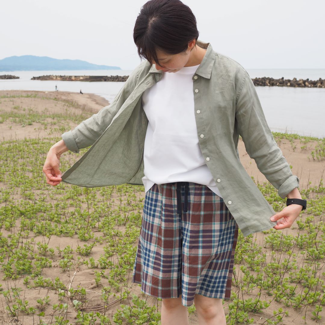 シャツ広げる