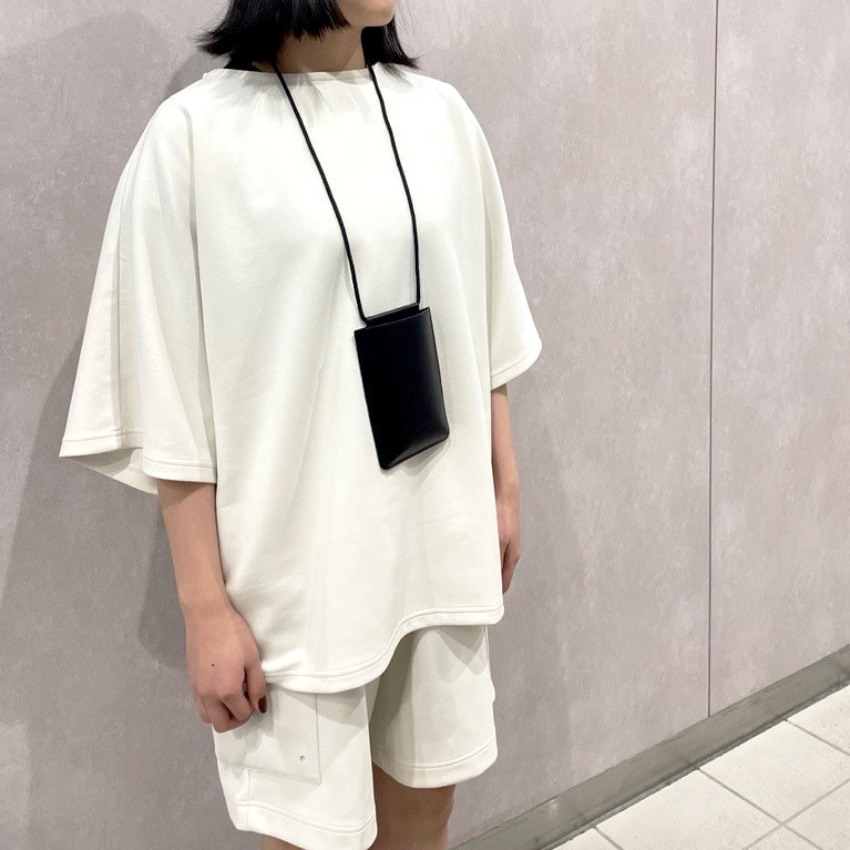 撥水二重編み半袖プルオーバーを着た女性　バストアップ