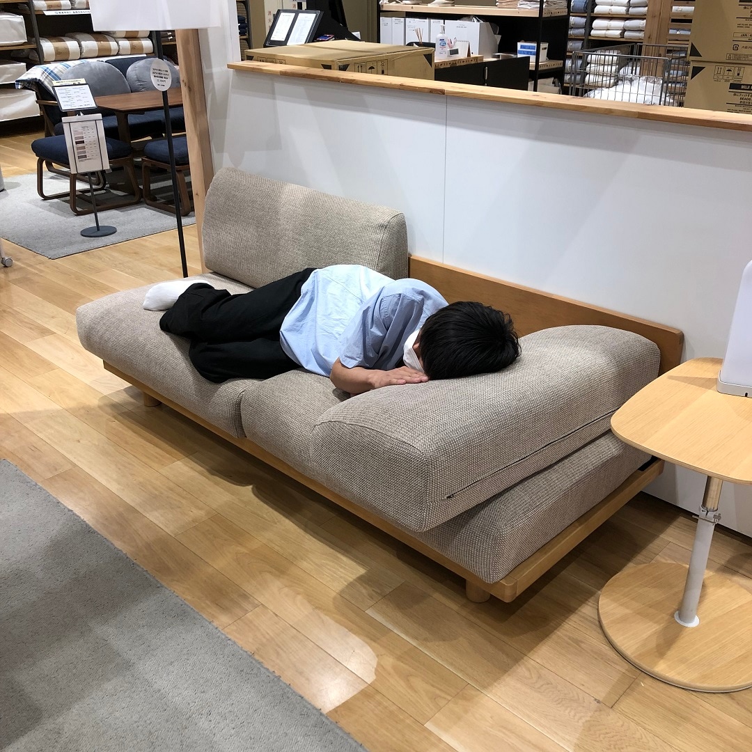 スタッフ寝て