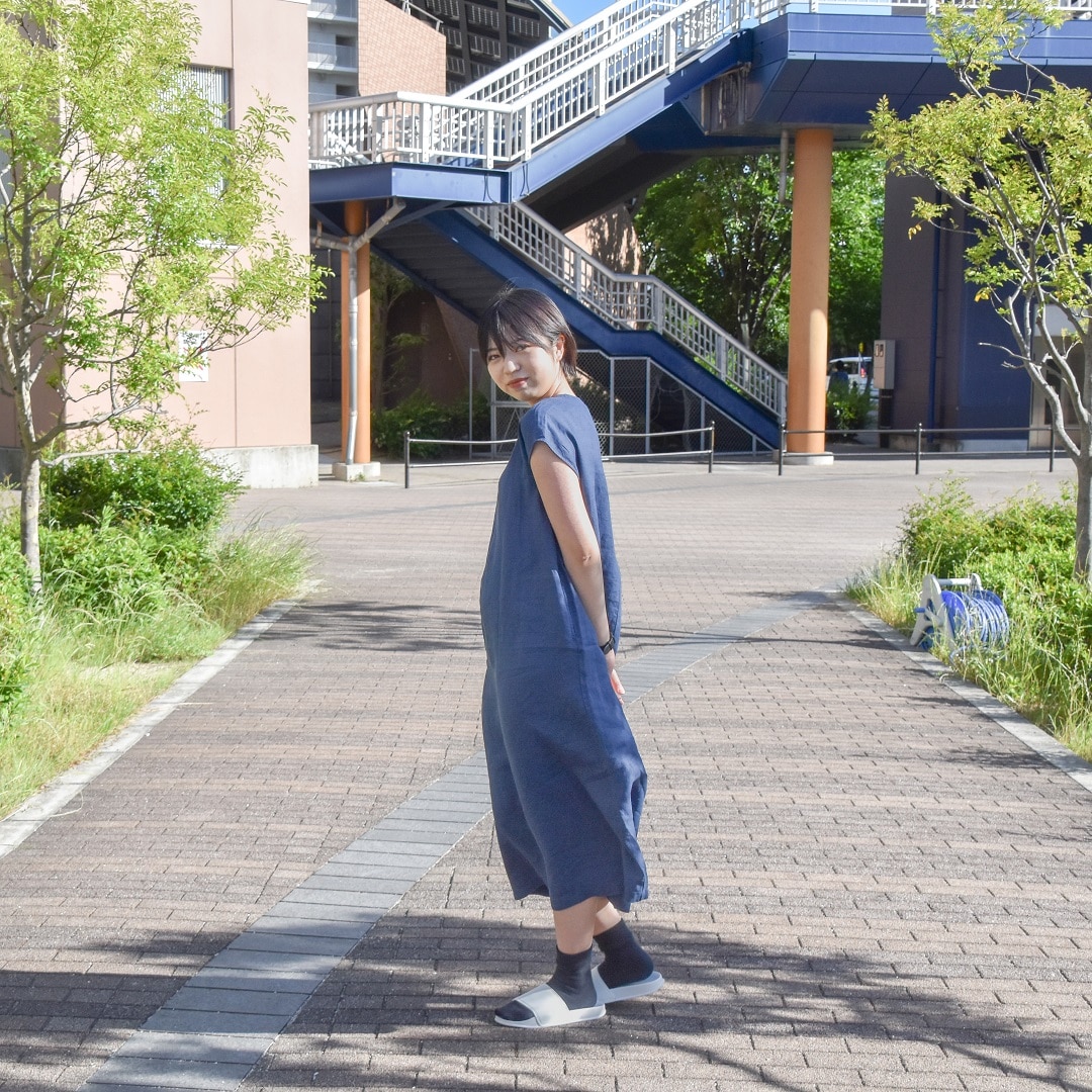スリーブワンピース③全身首をかしげる