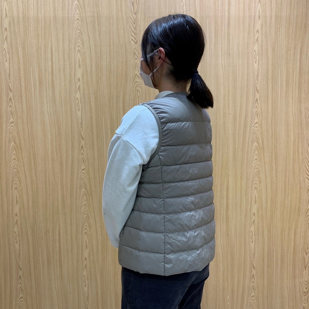 再生ナイロン軽量ノーカラーダウンベスト