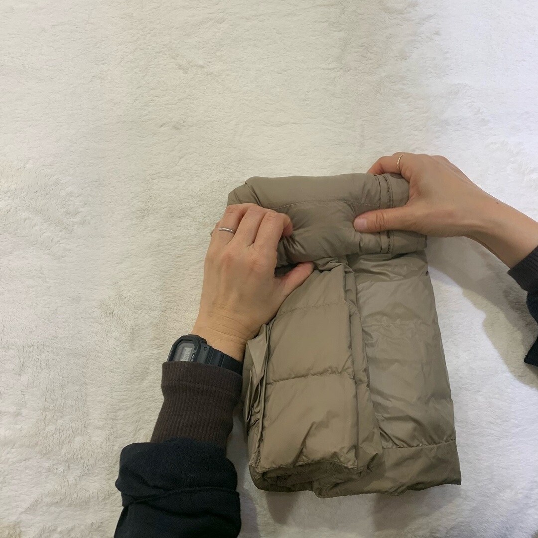 再生ナイロン軽量ノーカラーダウンベスト