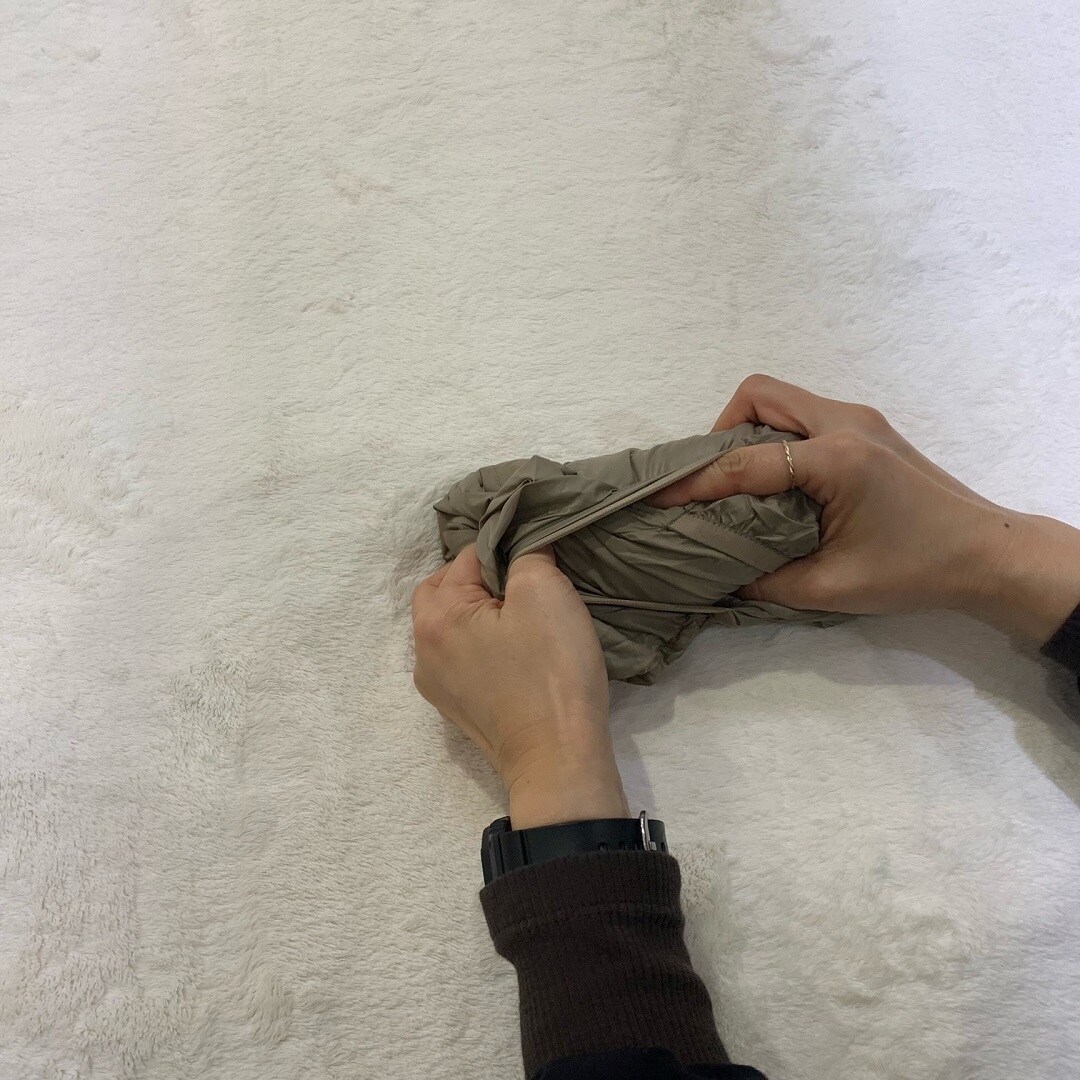 再生ナイロン軽量ノーカラーダウンベスト