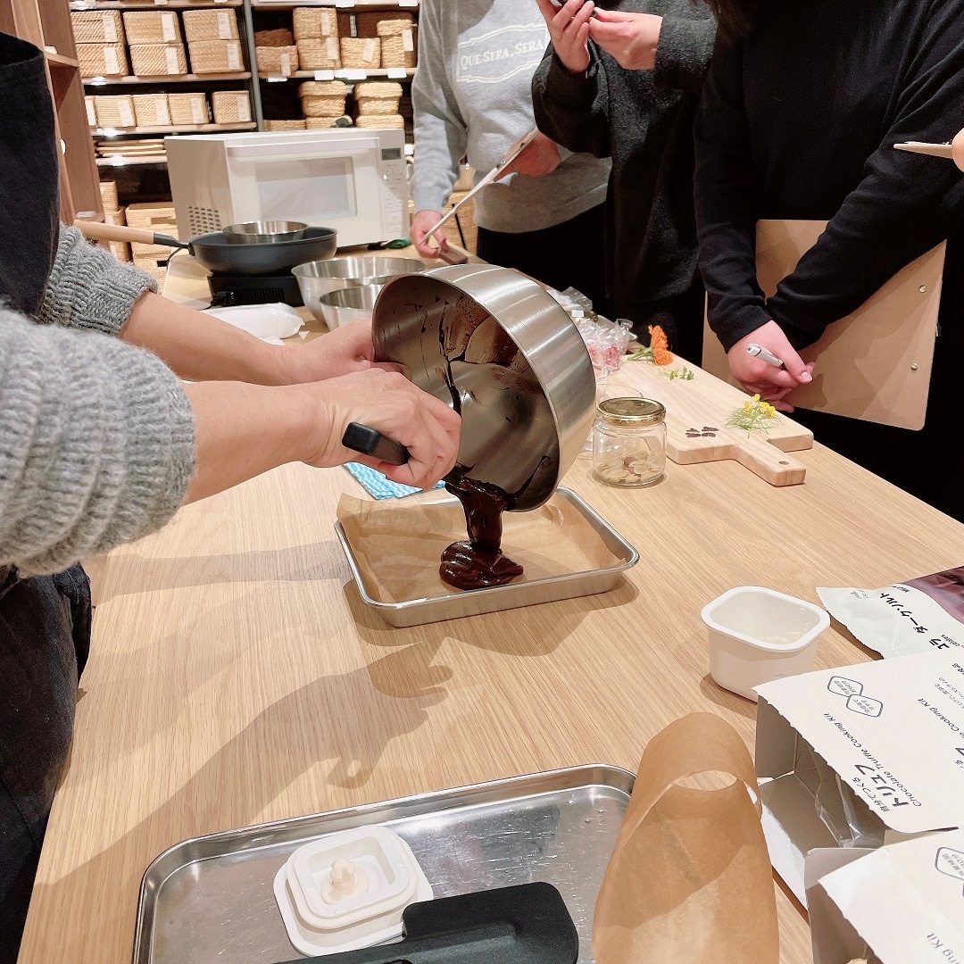 チョコをバットに流し入れる