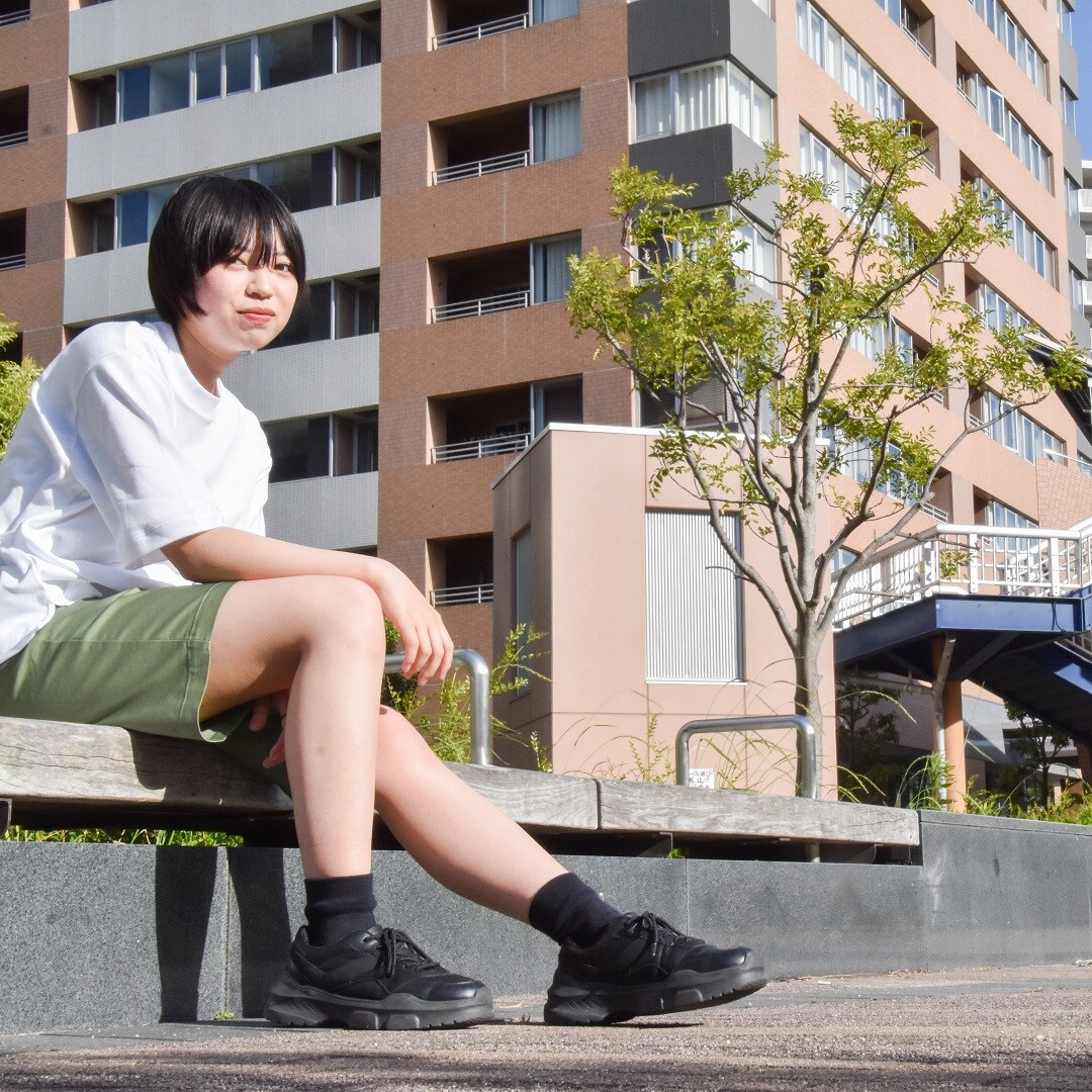  ハーフパンツ⑤カーキ椅子.
