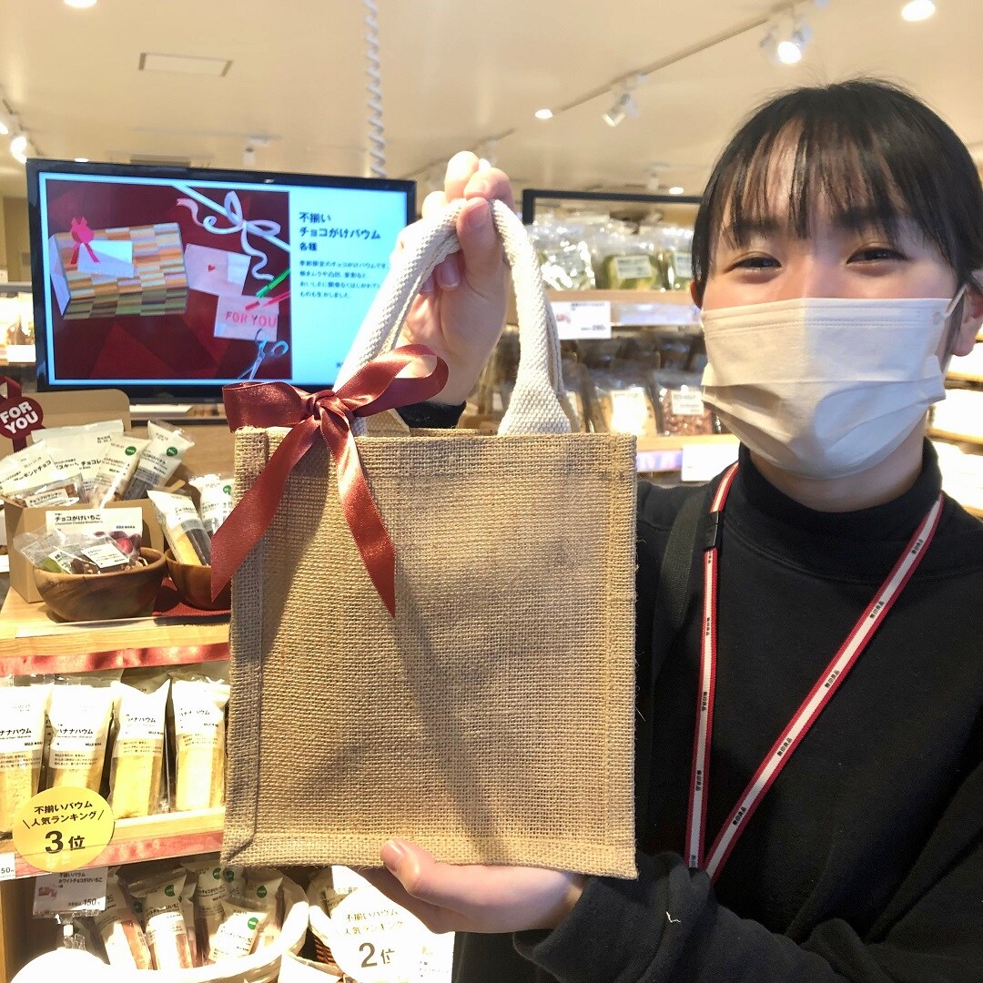ジュートマイバッグにバウムを入れてギフトにできます