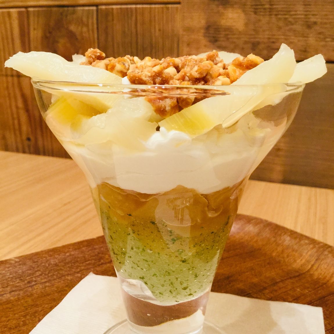 パイナップルとキャラメルナッツのパフェ
