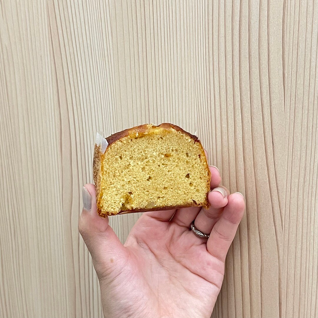 栗の風味を一気に味わうことができる栗あんと、栗の甘露煮が入っており、ふんわりとしたケーキの食感がたまりません！