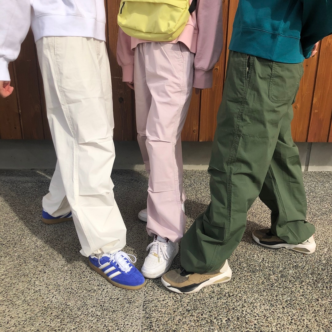 パラシュートパンツ　脚