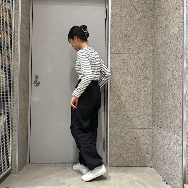 パラシュートパンツコーデ　バックショット