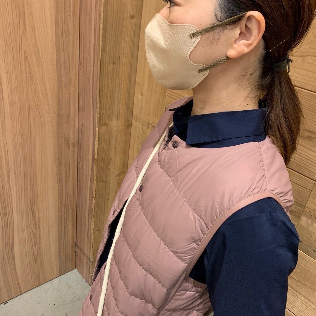 ダウンベスト　襟元アップ
