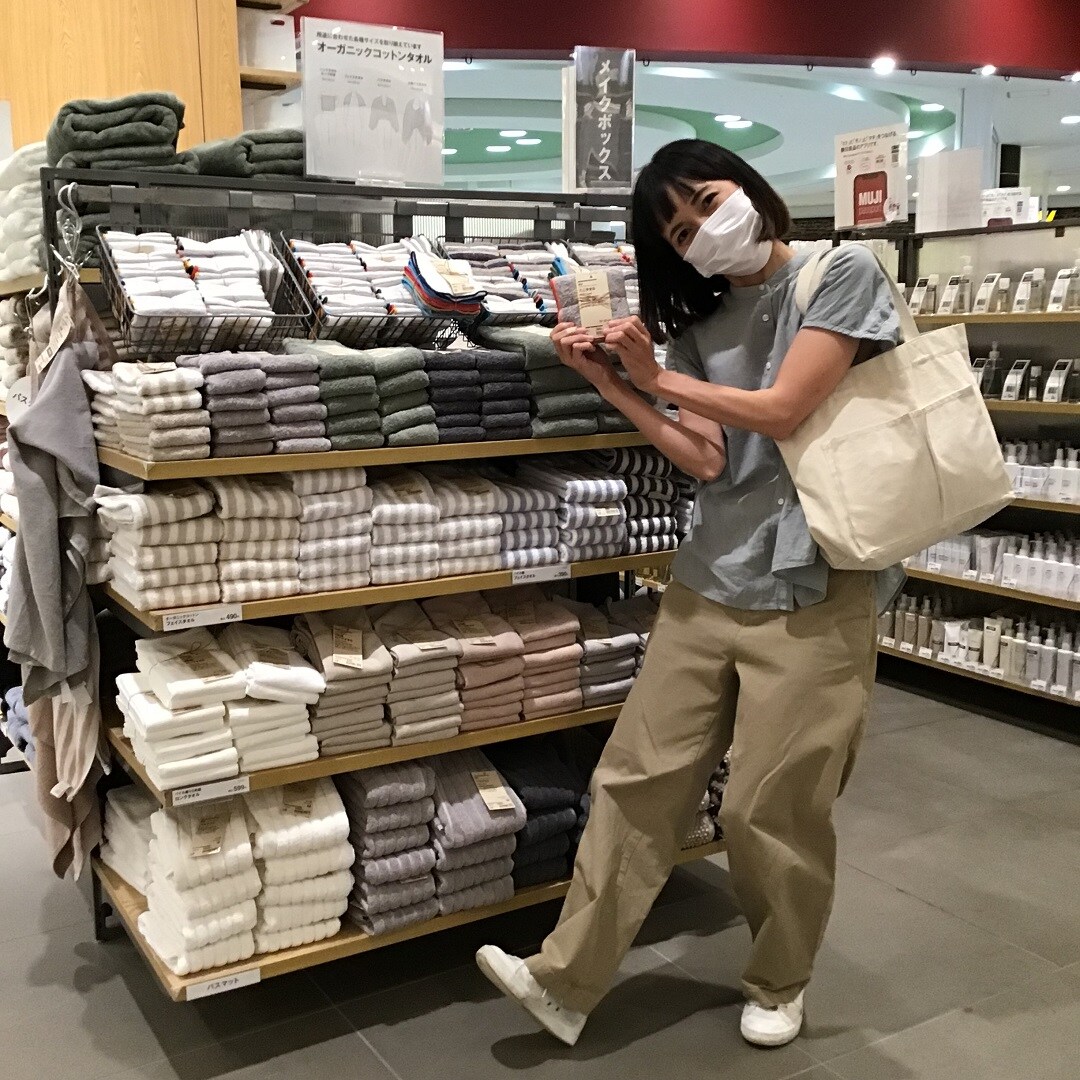 スタッフがタオルを持ってる