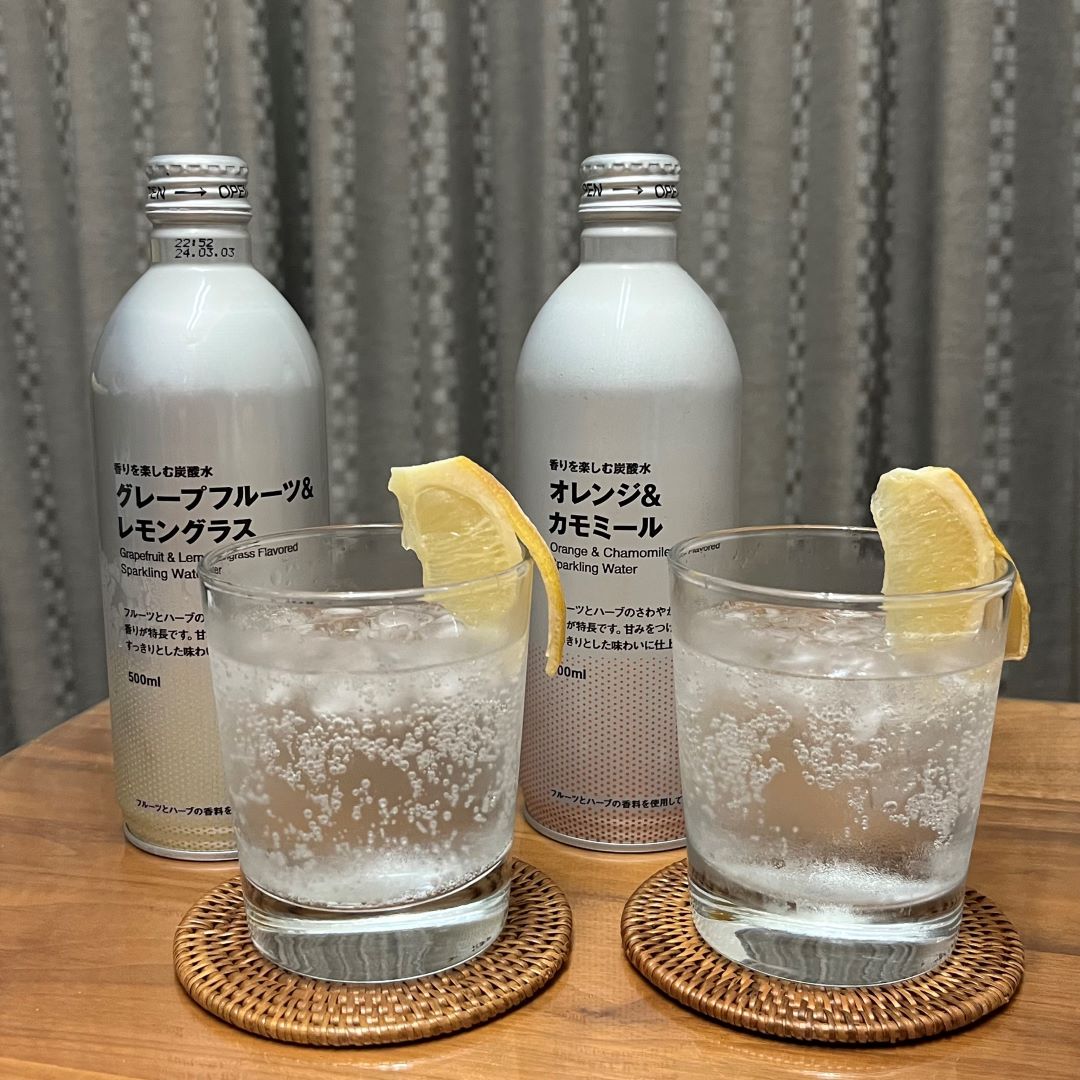香りを楽しむ炭酸水グレープフルーツ＆レモングラスをグラスに注いでレモンの櫛切りを差している画像