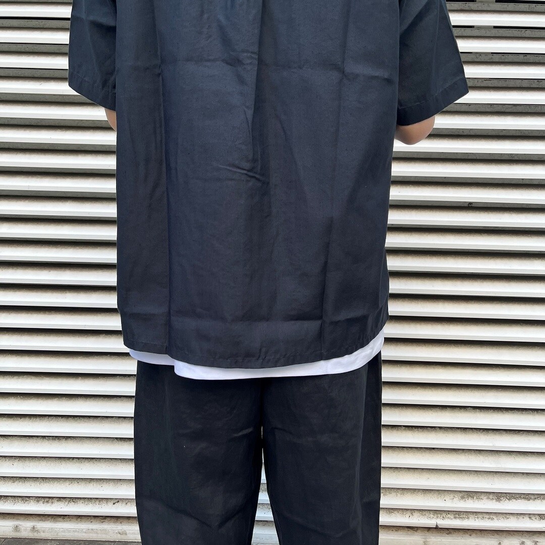 上半身後ろ姿の画像