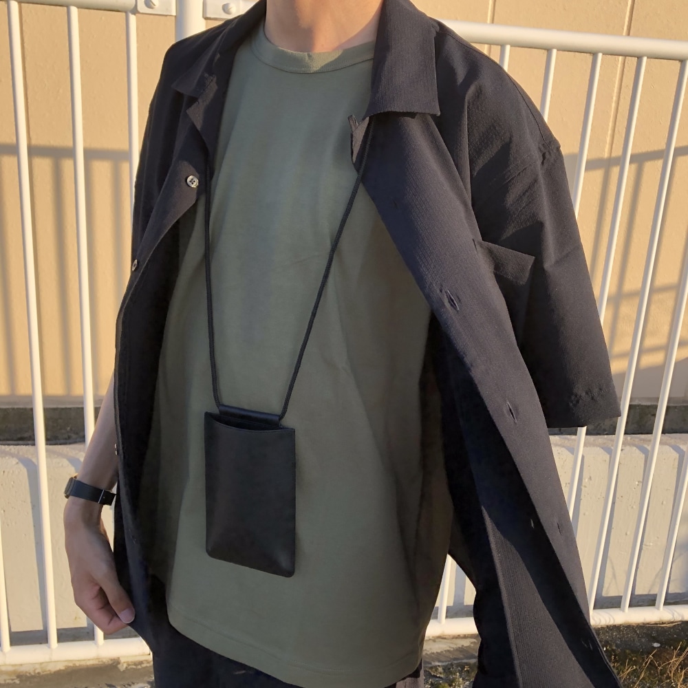 トップスをアップで