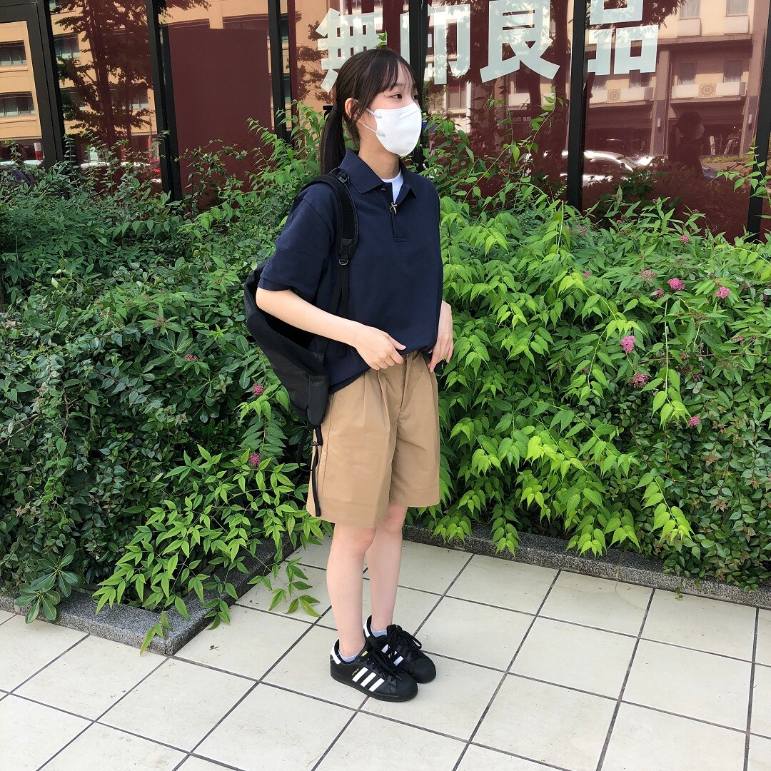 女の子が立っている写真