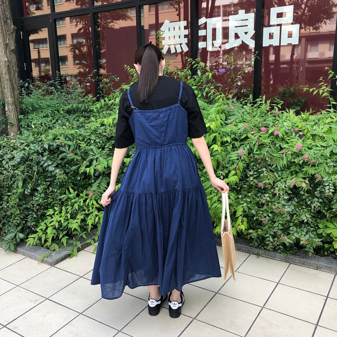 女の子が立っている写真