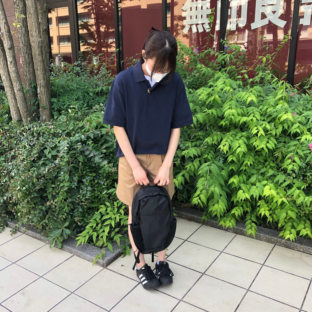 女の子が立っている写真