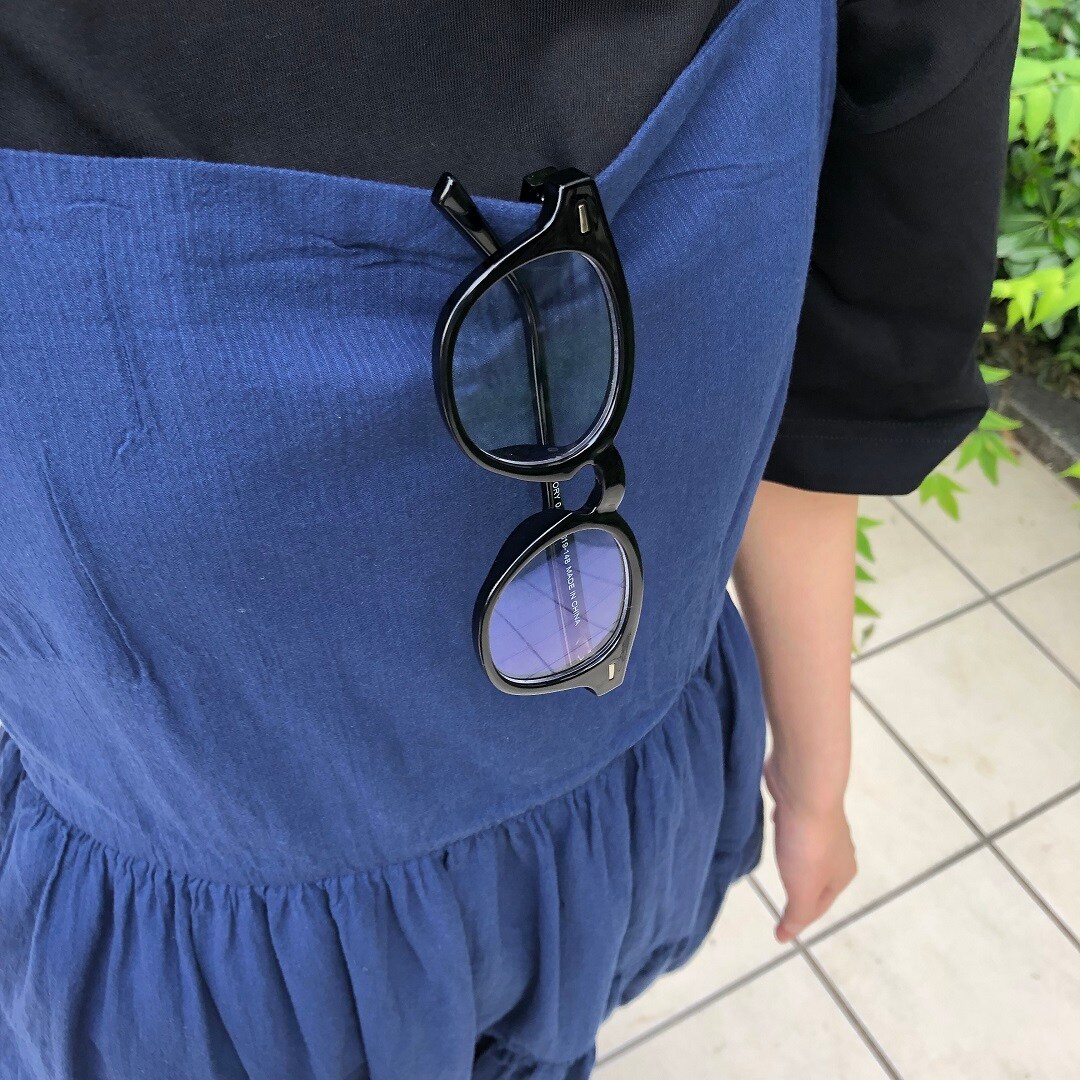 女の子が立っている写真