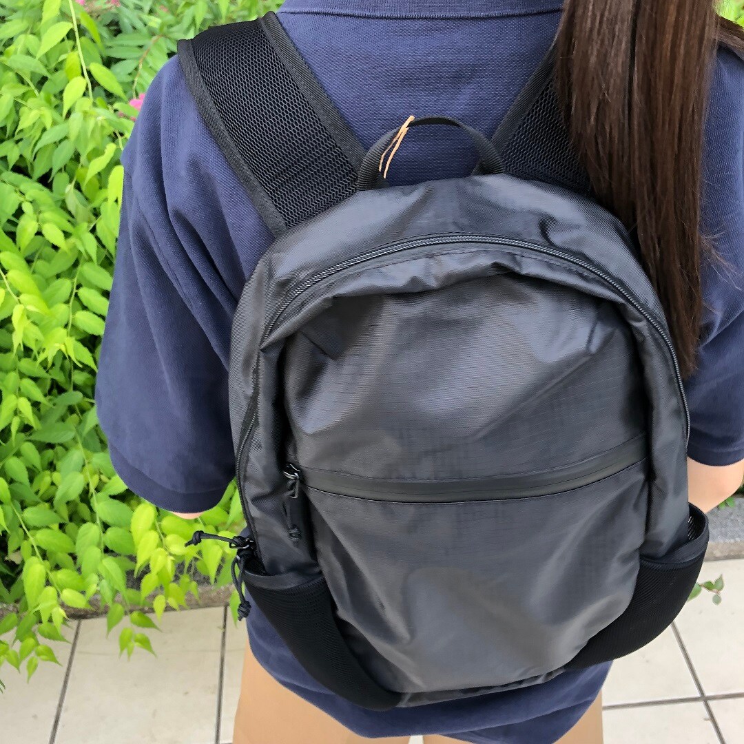女の子が立っている写真