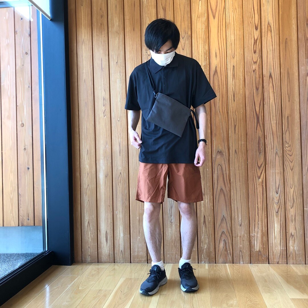 黒ポロシャツ正面