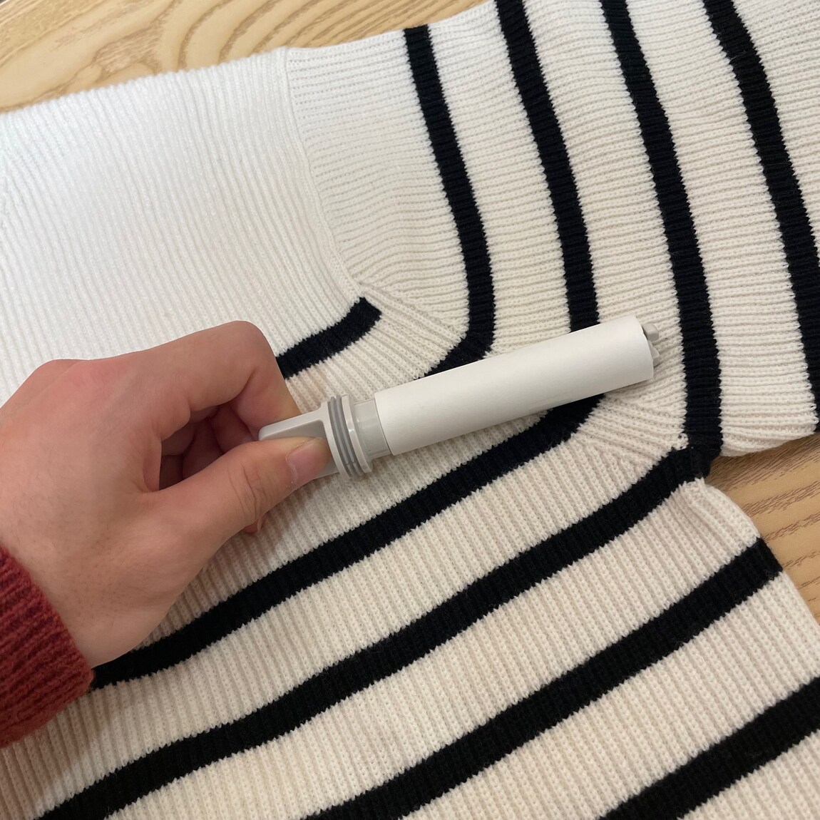 衣類クリーナーを使っている様子