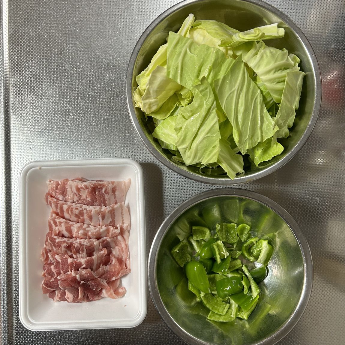 野菜をカットする