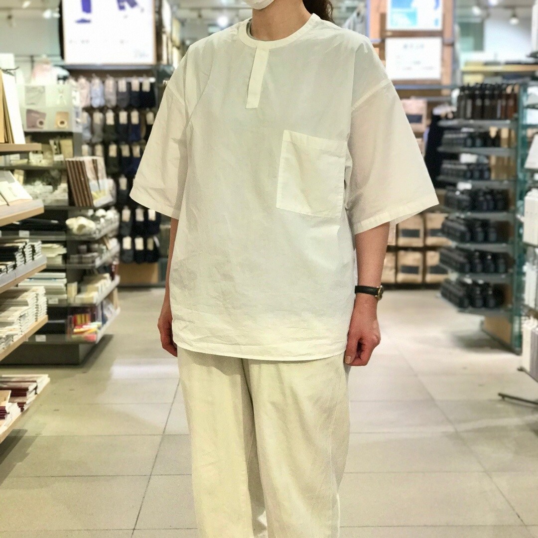 【ザ・モール仙台長町】女性スタッフ着用　ポプリンプルオーバーシャツ