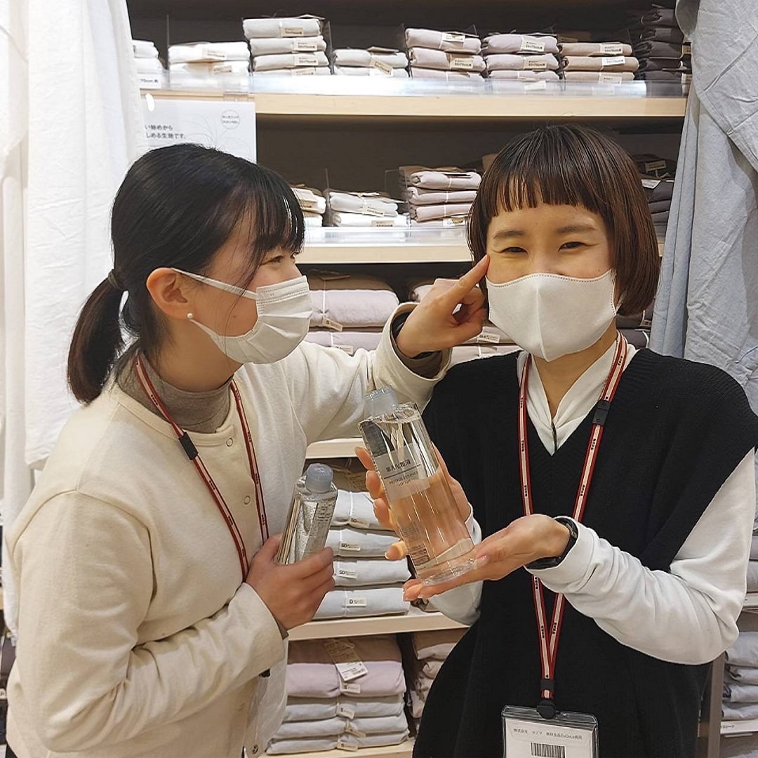 肌質を見ている写真