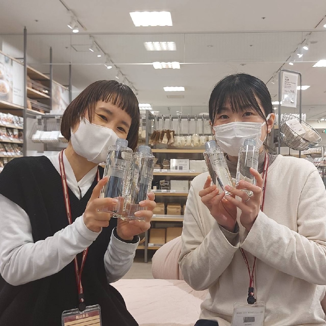 商品を持っている写真