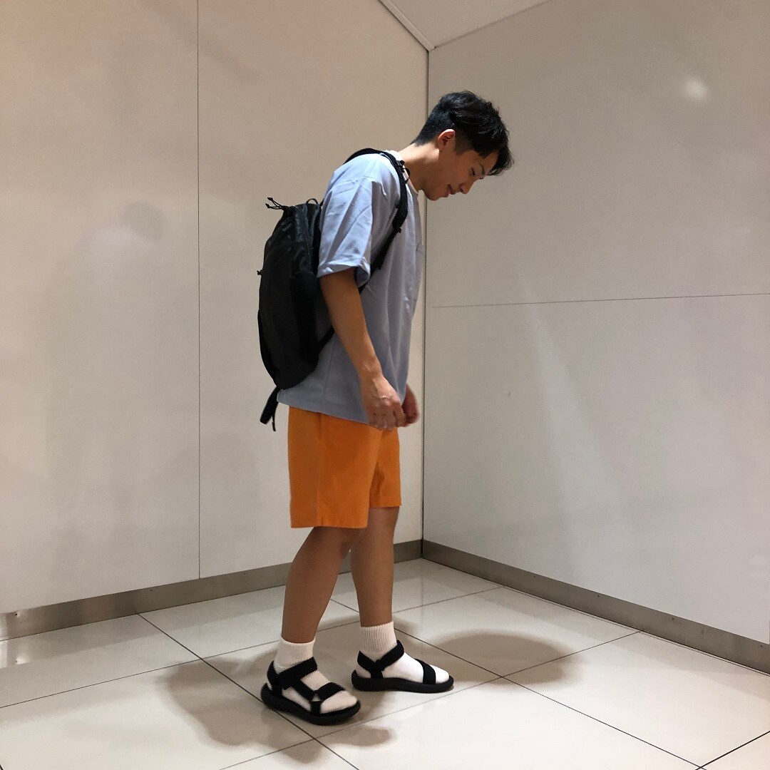 男の子が立っている写真