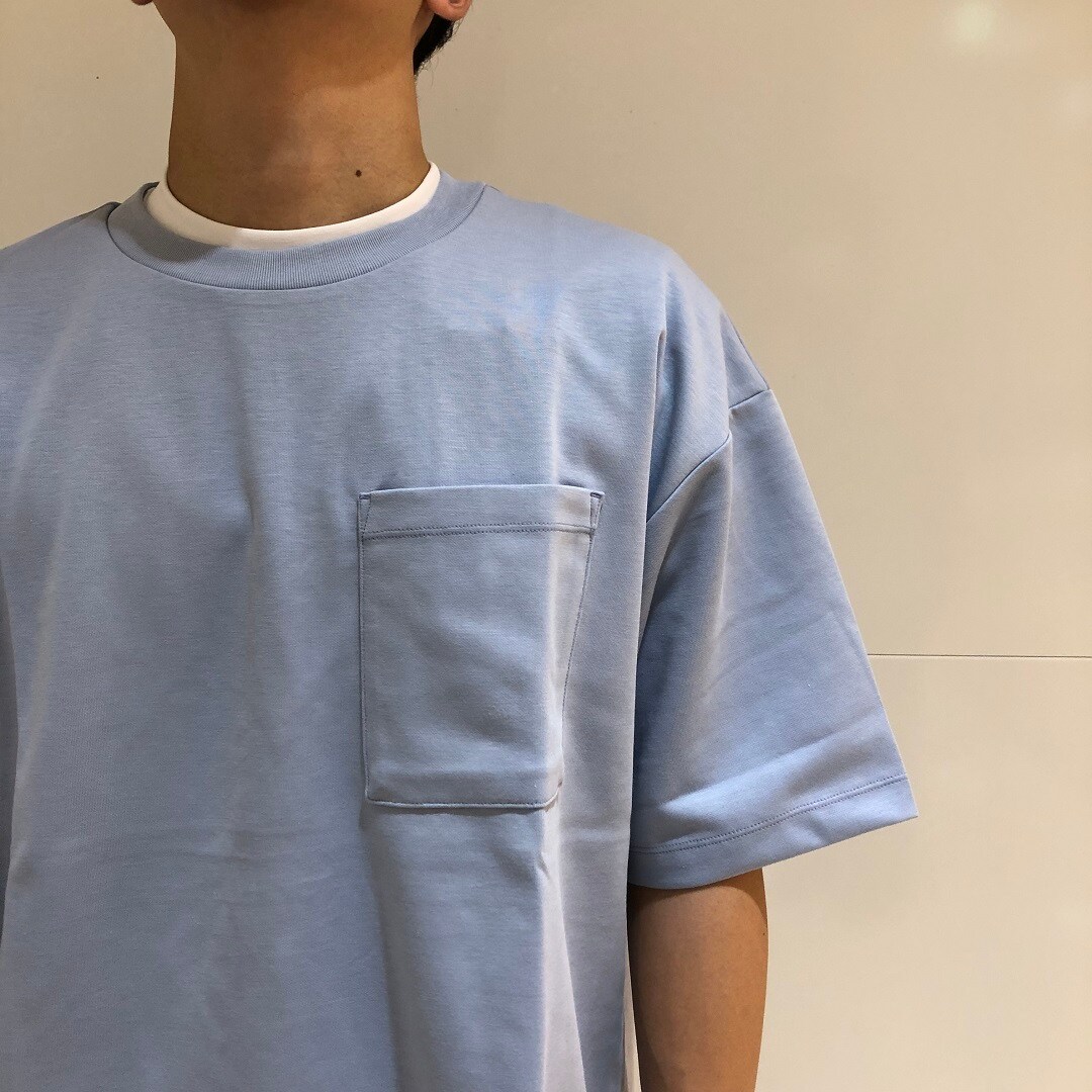 男の子が立っている写真