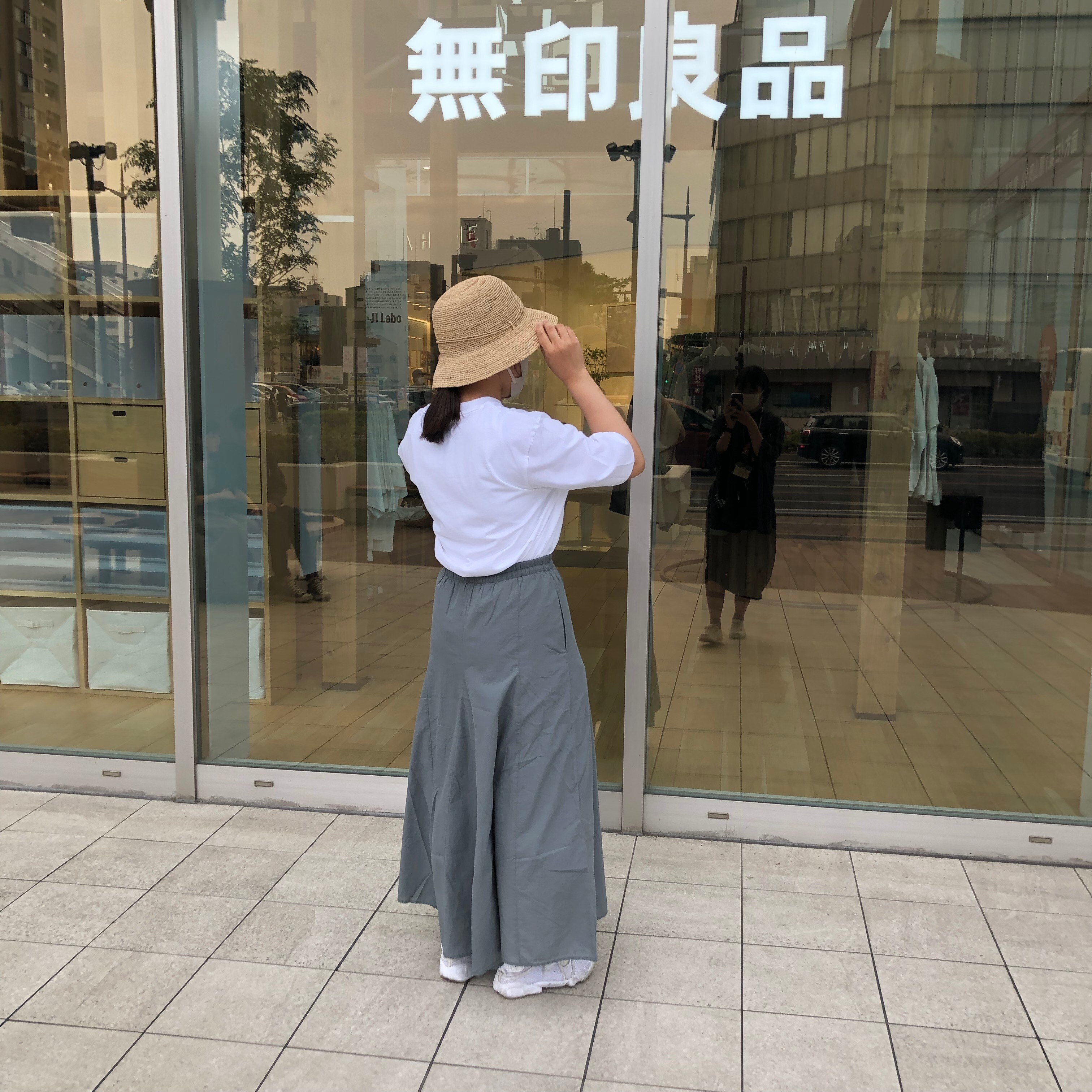 麦わら帽子と強撚スカートのコーデ後ろ姿